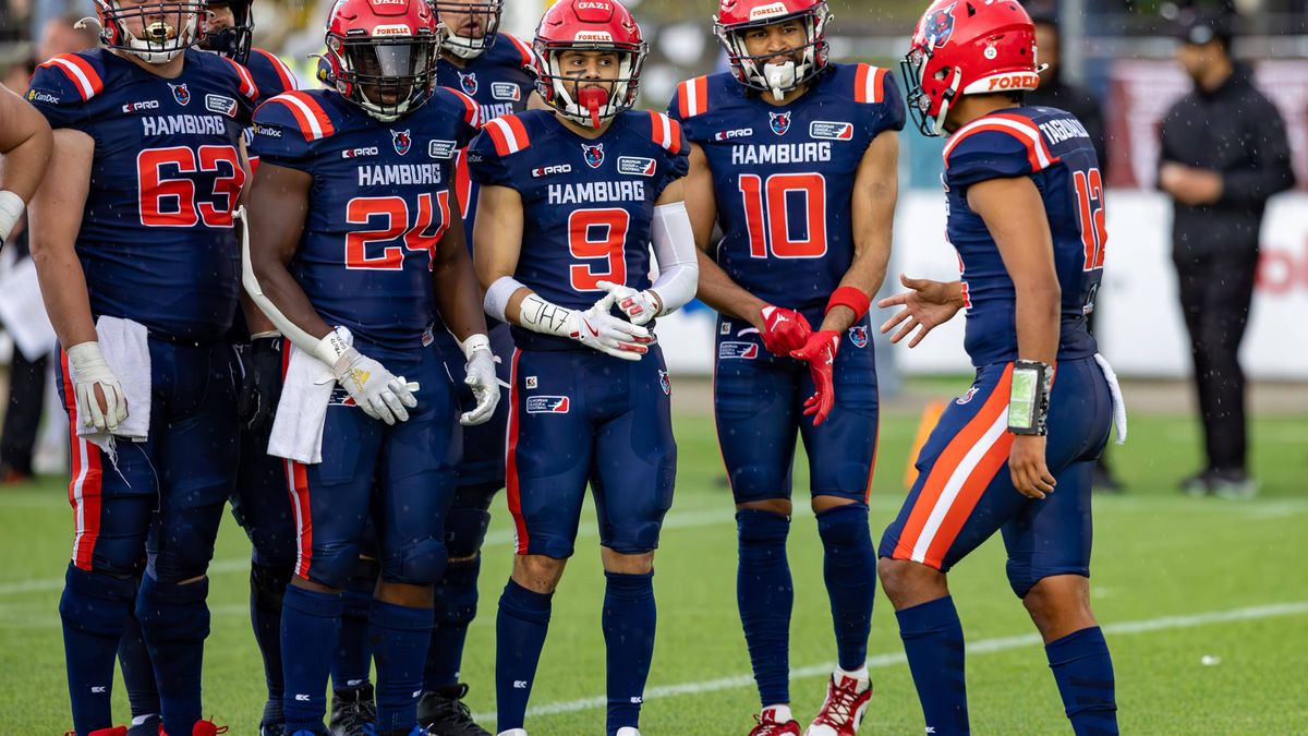 12 Taulia Tagovailoa Hamburg Sea Devils tells his offense the next play. 63 Fynn Zielke Hamburg Sea Devils, 24 Chrisman Kyei Hamburg Sea Devils, 9 Zinedin Bendjabou Hamburg Sea Devils, 10 Jean Clau...