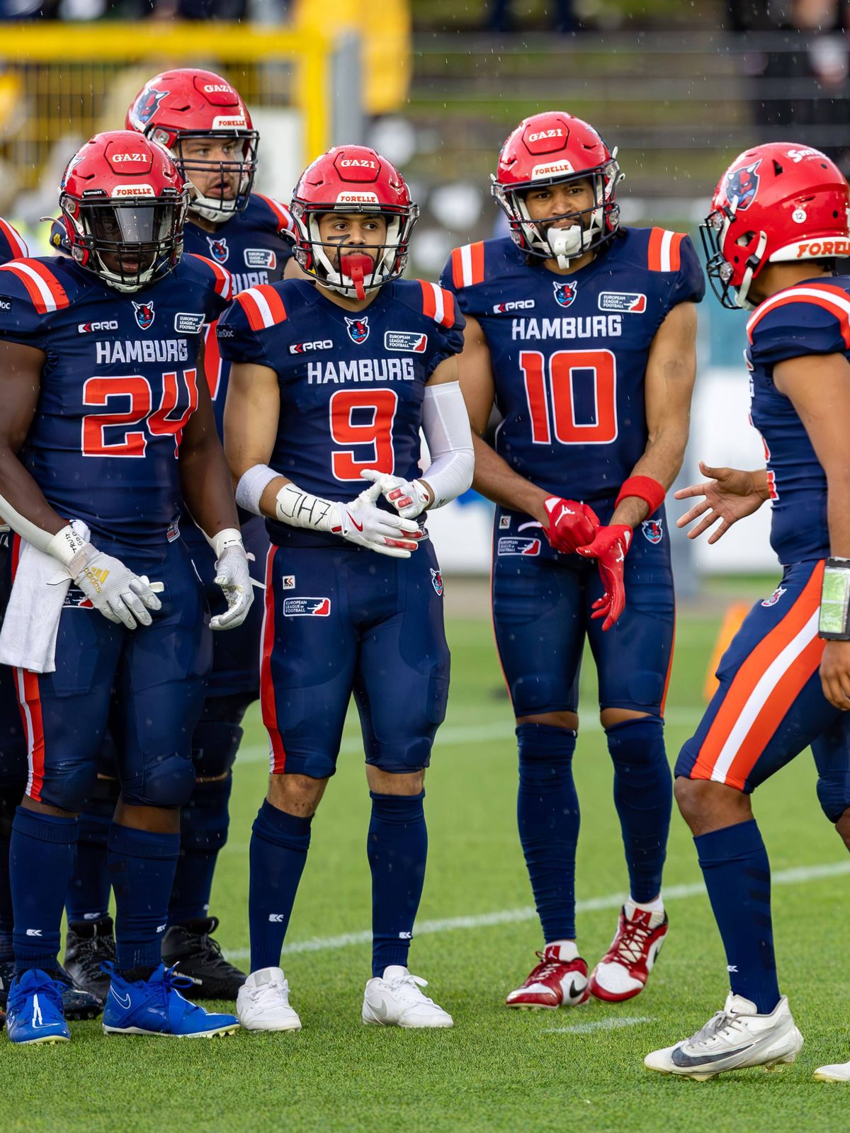 12 Taulia Tagovailoa Hamburg Sea Devils tells his offense the next play. 63 Fynn Zielke Hamburg Sea Devils, 24 Chrisman Kyei Hamburg Sea Devils, 9 Zinedin Bendjabou Hamburg Sea Devils, 10 Jean Clau...