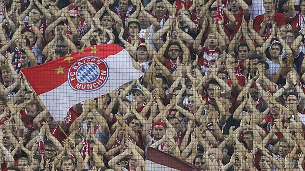 
                <strong>3. Platz: Bayern München (Allianz Arena)</strong><br>
                Platz 3: FC Bayern München. Eng geht's zu auf den Verfolgerplätzen - und so müssen sich die Bayern mit Rang drei begnügen.  der 75.000 Fans in der Allianz Arena dürfen sich über Stehplätze freuen - die Quote von 21,7 Prozent würde sogar nur einen Mittelfeld-Wert bedeuten.
              