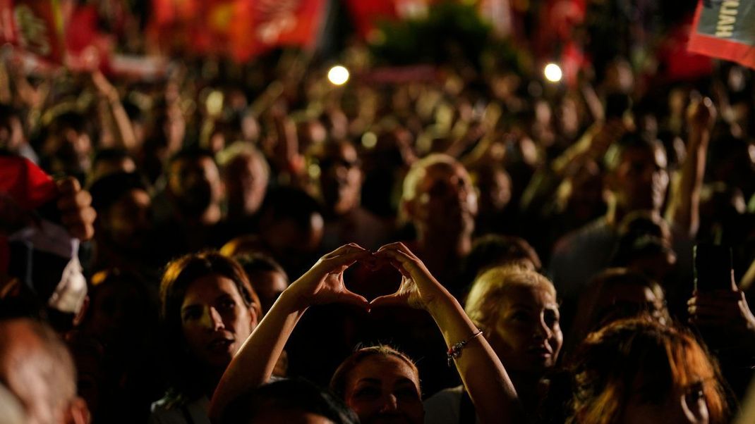 In Istanbul haben Tausende Menschen gegen die Verhaftung und Absetzung des Istanbuler Bürgermeisters Ekrem Imamgolu demonstriert - teils friedlich, teils kam es zu Ausschreitungen. 