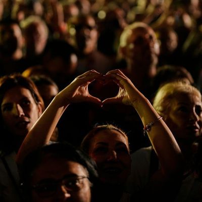 In Istanbul haben Tausende Menschen gegen die Verhaftung und Absetzung des Istanbuler Bürgermeisters Ekrem Imamgolu demonstriert - teils friedlich, teils kam es zu Ausschreitungen. 