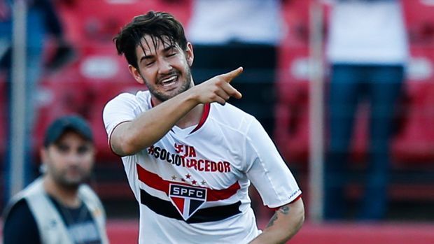 
                <strong>Alexandre Pato</strong><br>
                Alexandre Pato: Beim AC Mailand wird das einstige Jahrhunderttalent Brasiliens nicht glücklich. Daher geht's wieder in die Heimat. Für den FC Sao Paulo knipst der mittlerweile 26-Jährige wie am Fließband. Eine Einladung in die Selecao gibt es bisher dennoch nicht. Dabei ist sich Pato sicher: "Ich bin der beste brasilianische Stürmer!"
              