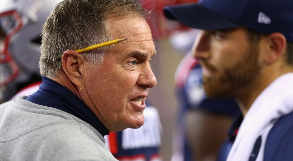 
                <strong>NFL: Gewinner und Verlierer von Week 3</strong><br>
                Bill Belichick (Gewinner): Er kämpfte verbissen dagegen an, doch beim überlegenen 27:0 seiner New England Patriots gegen die Houston Texans konnte sich Bill Belichick ein Lächeln dann doch nicht mehr verkneifen. Kein Wunder: Trotz der Ausfälle von Tom Brady und Jimmy Garoppolo lief die Patriots-Offensive auch mit Rookie-Quarterback Jacoby Brissett wie geschmiert. Trotz der widrigen Umstände stellte der Altmeister sein Team perfekt auf den Gegner ein. Die Belohnung: Belichick rückt auf Rang vier der Coaches mit den meisten Siegen in der Regular Season der Geschichte auf und zieht mit Curly Lambeau gleich.
              