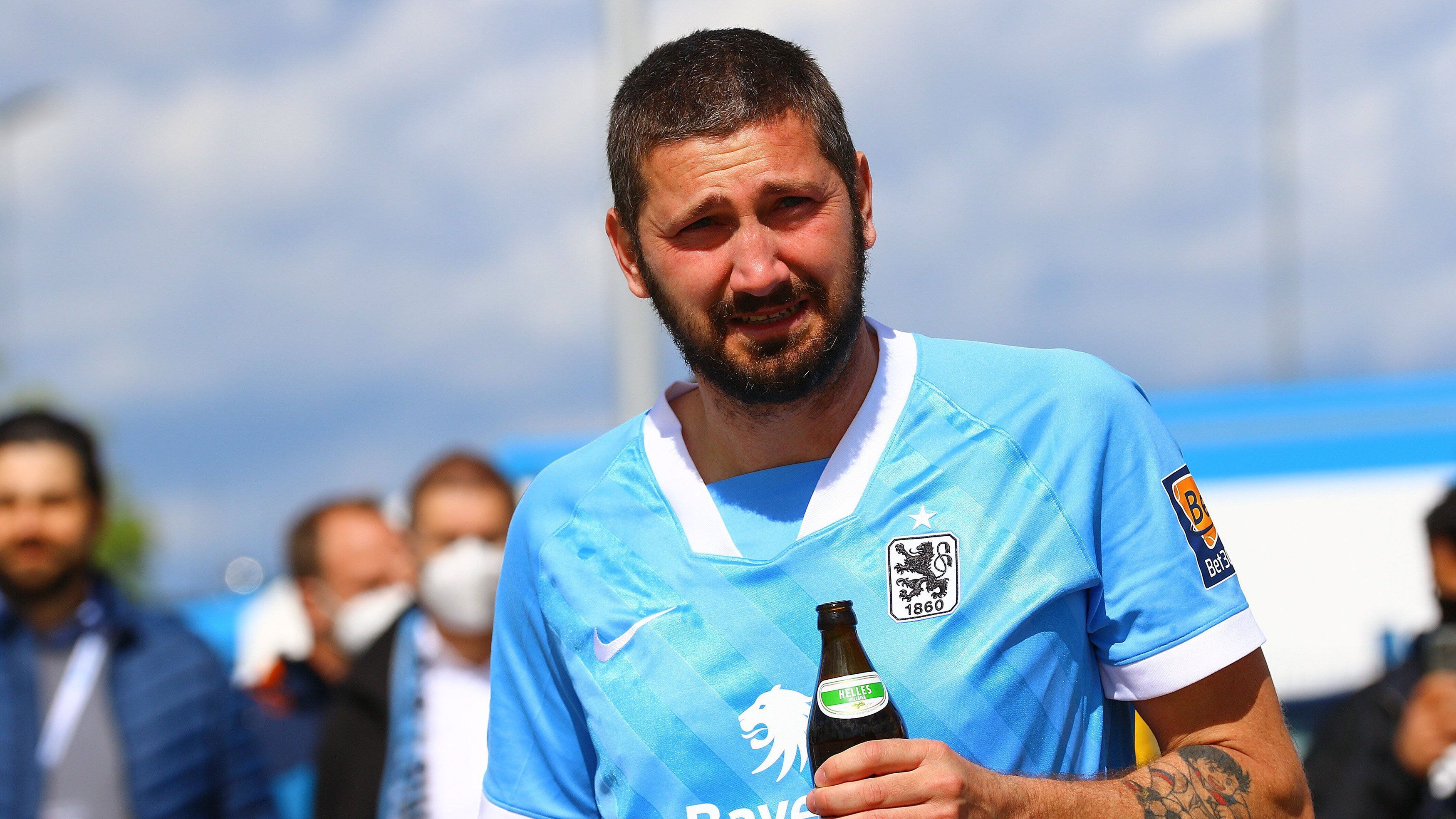 
                <strong>Deutsche Meister, Champions-League-Sieger und Sascha Mölders: Das sind Deutschlands Fußballer des Jahres 2020/2021</strong><br>
                Die Mitglieder des Verbandes Deutscher Sportjournalisten (VDS) haben erneut "Deutschlands Fußballer des Jahres" gewählt. Der Gewinner der Saison 2020/2021 dürfte für alle keine große Überraschung sein. Aber unter die Champions-League-Sieger und Deutschen Meister hat sich auch ein anderer gemischt: 1860-Legende Sascha Mölders. ran zeigt euch, wie viele Stimmen die Spieler in den Top 10 jeweils erhalten haben. (Quelle: "kicker")
              