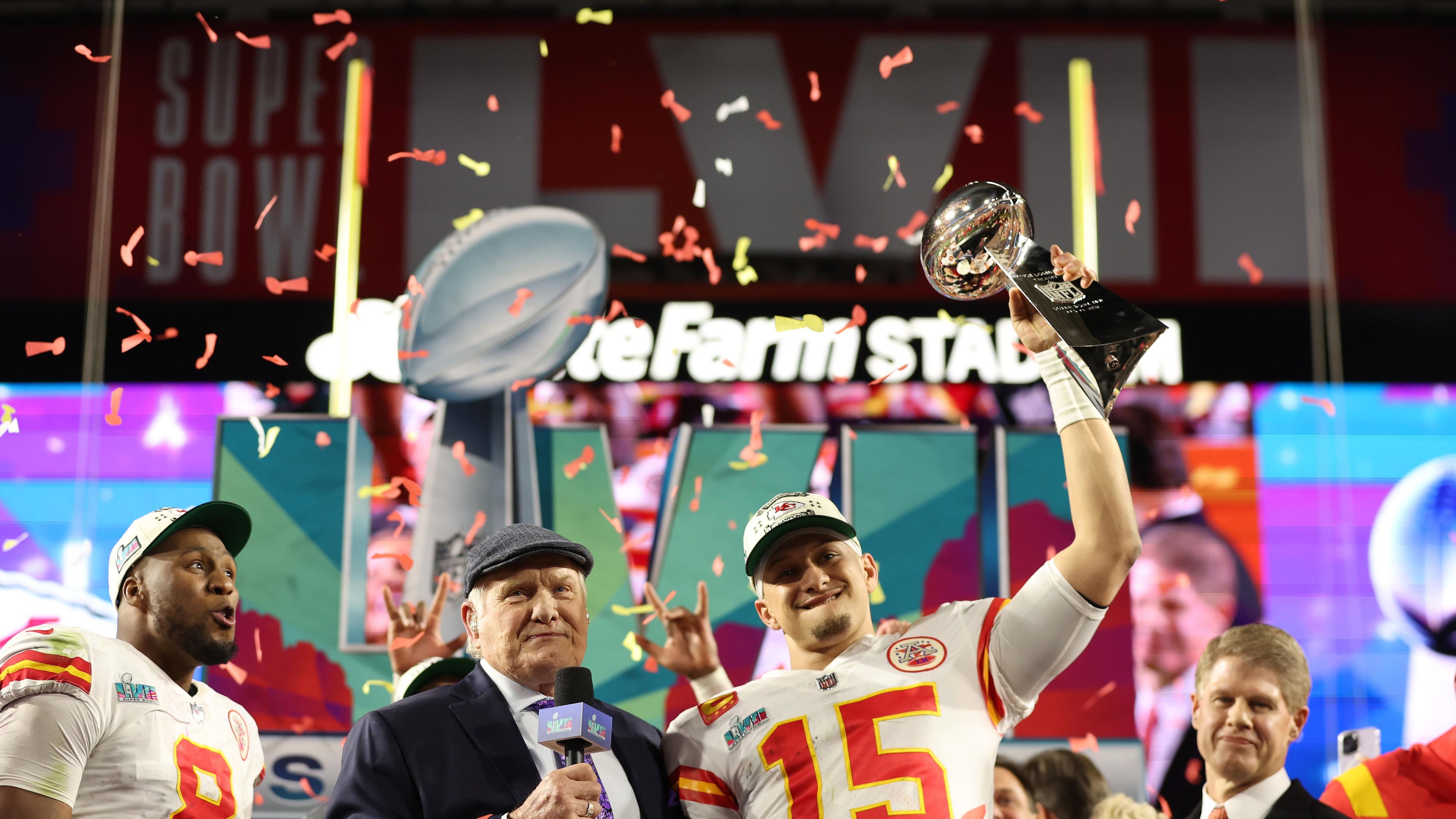 
                <strong>Fünf Geschichten zum Super Bowl LVII</strong><br>
                Der Super Bowl LVII der NFL, den die Kansas City Chiefs mit 38:35 gegen die Philadelphia Eagles gewannen, war wieder ein einziges Spektakel des Sports und der Popkultur. Fünf Geschichten rund ums große Spiel, die sonst unterzugehen drohen.
              