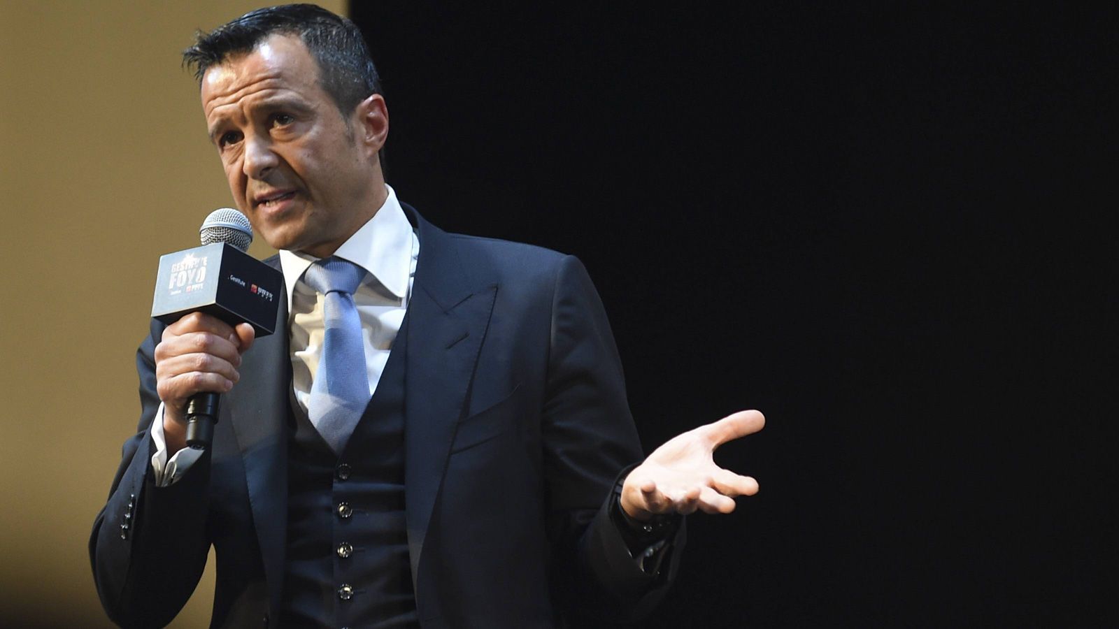 
                <strong>Jorge Mendes - die Geldmaschine</strong><br>
                Nicht jeder Fußballfan erkennt Jorge Mendes auf den ersten Blick, aber der Spielerberater ist einer der mächtigsten Männer im Weltfußball. Die "New York Times" widmete dem Portugiesen nun einen ausführlichen Bericht und verglich sein Geschäftsmodell mit einem sich immer schneller drehenden Karussell, das massenweise Geld abwirft. Trotz der Corona-Pandemie liefen Mendes' Geschäfte nämlich auch in diesem Sommer-Transferfester prächtig. Wir zeigen euch einige seiner Deals der letzten Wochen.
              