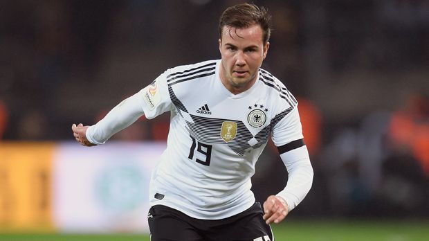 
                <strong>Mario Götze (Borussia Dortmund)</strong><br>
                Die früheren Verdienste retten den sportlichen Sommer von Mario Götze, wenn es nach mir geht. Der Mann, der Deutschland vor vier Jahren zum Titel schoss, ist auch 2018 bei der WM dabei - aber eher als Motivator und bestenfalls Joker. Denn zu durchwachsen verlief die Saison mit und für den Dortmunder. Aber: Formschwankungen unterlag der 25-Jährige auch schon in der Vergangenheit, hat im DFB-Team dann trotzdem meistens auf Abruf geliefert. Auf solche Qualitäten wird natürlich in Russland nicht verzichtet, zumal ein Götze in Form und Spiellaune immer noch zu Weltklasse-Leistungen im Stande ist.
              