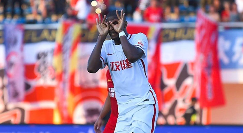 
                <strong>Anthony Modeste</strong><br>
                Finanziell fand Anthony Modeste in China das große Glück. Rund zehn Millionen Euro soll der Stürmer bei TJ Quanjian pro Saison verdienen – und zwar netto. Auch sportlich läuft es nach leichten Anpassungsschwierigkeiten ordentlich. Bei fünf Einsätzen gelangen ihm vier Tore. Am 16. September schoss er seine Mannschaft gegen Chongqing Dangdai Lifan mit einem Doppelpack alleine zum Sieg. Der Aufsteiger steht vier Spieltage vor Saisonende auf dem vierten Tabellenplatz. Richtig glücklich ist der Ex-Kölner trotzdem nicht. "Jeder, der mich kennt, weiß, dass ich am liebsten beim 1. FC Köln geblieben wäre", sagte er in der Sport Bild. Seine Frau und seine beiden Kinder leben noch immer in Köln, weil der Sohn gesundheitlich eingeschränkt ist. "Es ist schwer, so lange ohne seine Familie sein zu müssen", verrät er.
              