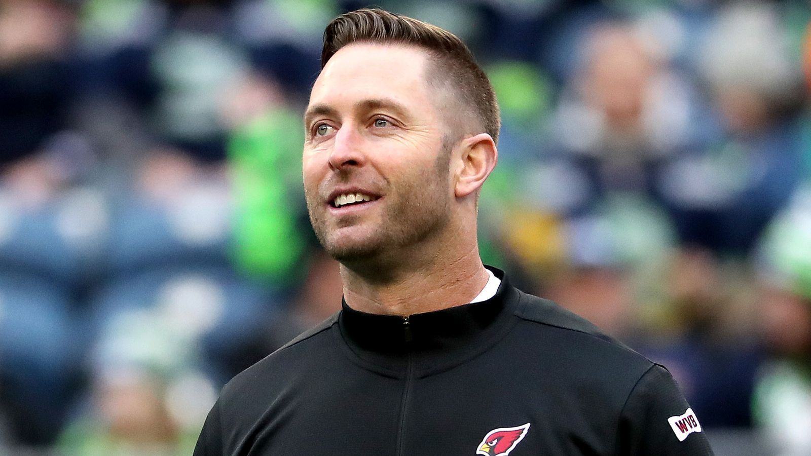 
                <strong>Kingsburys weiße Weste  </strong><br>
                … Es ist Kliff Kingsbury, Head Coach der Arizona Cardinals. Seit 2019 im Amt, konnte er zwei Auftaktpartien unter seiner Regie gewinnen, das dritte endete remis. Kingsbury verbesserte die Regular-Season-Bilanz der Cardinals in jedem Jahr seit seinem Amtsantritt. In der abgelaufenen Saison 2021 führte er die Cardinals sogar in die Postseason. Dort musste er sich in den Wildcard-Playoffs dem späteren Champion und Division-Rivalen Los Angeles Rams geschlagen geben.
              