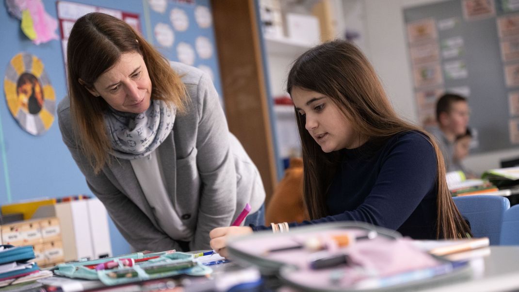 Der Lehrer:innenmangel wirkt sich deutlich auf Schüler:innenr aus - besonders benachteiligte Kinder und Jugendliche leiden darunter.