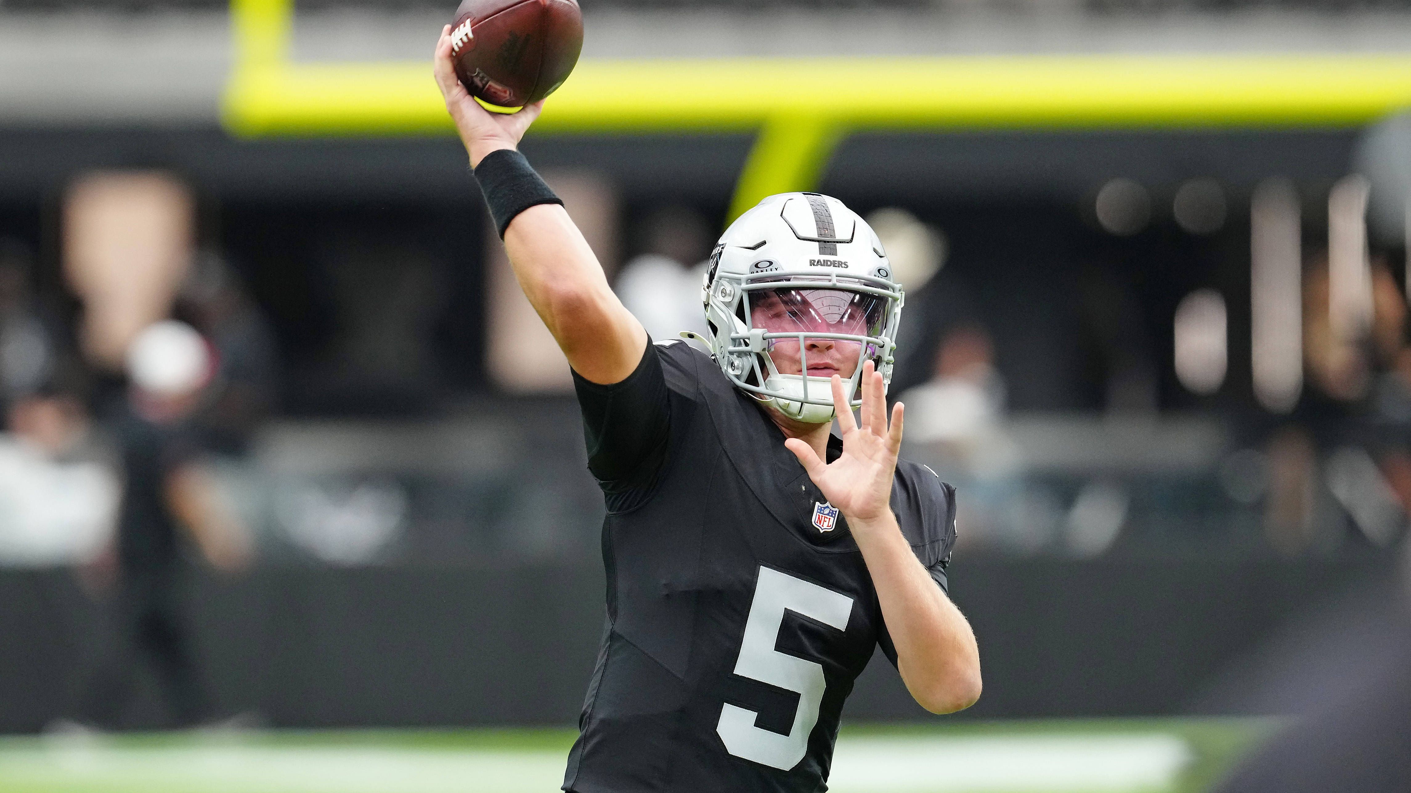 <strong>Cam Miller (Las Vegas Raiders)</strong><br>Nach einer furiosen ersten Preseason-Woche mit sechs von sieben Pässen, 76 Yards und einem Touchdown kühlte der Miller-Hype in den beiden folgenden Partien etwas ab. Licht und Schatten wechselten sich beim Sechstrunden-Pick der Raiders ab. Am Ende steht eine Completion Rate von 54,1%, 203 Passing Yards, ein Touchdown und eine Interception zu buche. Da sich allerdings Aidan O‘Connell im letzten Spiel einen Handgelenksbruch zuzog, könnte Miller zumindest vorerst der Posten als Backup von Geno Smith zufallen.