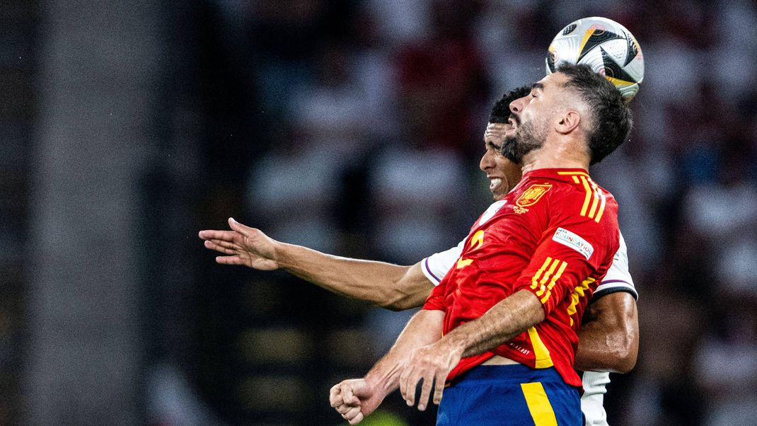 240714 Jude Bellingham of England and Daniel Carvajal of Spain during the UEFA EURO, EM, Europameisterschaft,Fussball 2024 Football Championship final between Spain and England on July 14, 2024 in Berlin. Photo: Mathias Bergeld BILDBYRAN kod MB MB0946 fotboll football soccer fotball fotbolls-em europamästerskap em uefa euro uefa european football championship euro 2024 final spanien spain england bbeng *** 240714 Jude Bellingham of England and Daniel Carvajal of Spain during the UEFA Euro 2024 Football Championship final between Spain and England on July 14, 2024 in Berlin Photo Mathias Bergeld BILDBYRAN code MB MB0946 fotboll football soccer fotballs em europamästerskap em uefa euro uefa european football championship euro 2024 final spanien spain england bbeng PUBLICATIONxNOTxINxSWExNORxAUTxFINxDEN Copyright: MATHIASxBERGELD BB240714MB078