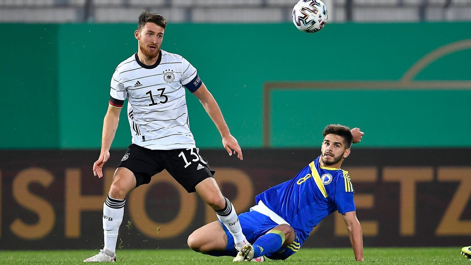 
                <strong>Salih Özcan</strong><br>
                Der Kölner überzeugt mit feiner Technik und vielen, klugen Pässen in der Offensive. Kein Wunder, dass er auch das 1:0 durch Lukas Nmecha mit einem wunderbaren, scharfen Pass direkt vors gegnerische Tor vorbereitet. Hätte sich hier und da allerdings noch mehr ins deutsche Spiel einbinden können. In der zweiten Halbzeit per Kopf mit der großen Chance zum 2:0. ran-Note: 3
              