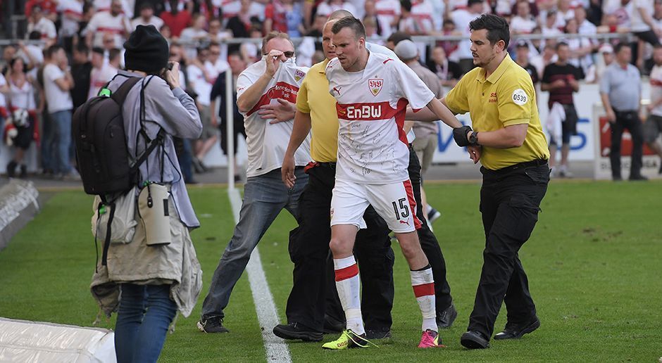 
                <strong>Kevin Großkreutz</strong><br>
                Kevin Großkreutz: Auch Kevin Großkreutz sollte beim VfB Stuttgart für frischen Wind sorgen, als er zur Winterpause von Galatasaray Istanbul verpflichtet wurde. Knapp 2,2 Millionen Euro gaben die Schwaben für den gebürtigen Dortmunder aus. Immerhin geht der Mittelfeldspieler mit dem VfB in die Zweite Liga, was als Weltmeister alles andere als selbstverständlich ist.
              