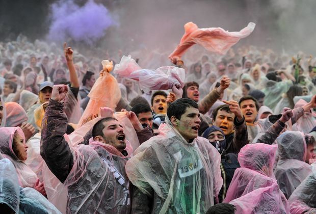 
                <strong>Bunter Nebel ganz ohne Pyrotechnik bei Girondins Bordeaux</strong><br>
                Die Idee, Farbpulver im Stadion zu verwenden, ist neu - doch auch bei anderen Teams denken sich die Fans spektakuläre Choreos aus ...
              