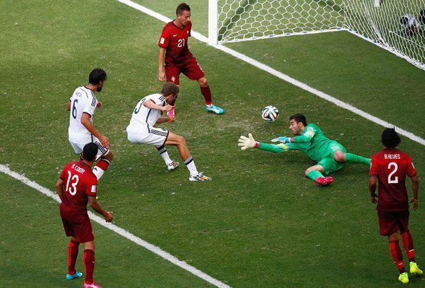 
                <strong>Thomas Müller gegen Portugal</strong><br>
                Danach schlug er in typischer Müller-Manier zu. Eiskalt abgestaubt.
              