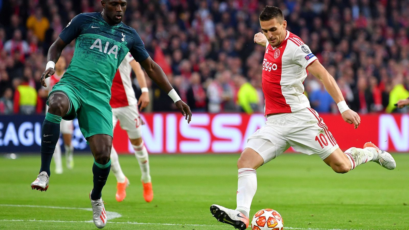 
                <strong>Dusan Tadic (Ajax Amsterdam)</strong><br>
                Macht über die rechte Seite ordentlich Dampf. Hat in der 4. Minute die erste Torchance, die Lloris zur Ecke klären kann. In der 30. Minute verfehlt er das Tor von Lloris aus spitzem Winkel knapp. Beim 2:0 beweist er viel Übersicht, als er Ziyech im Zentrum bedient. Legt auch in der 60. mustergültig über links für Zyiech auf, doch der vergibt knapp. ran-Note: 2
              