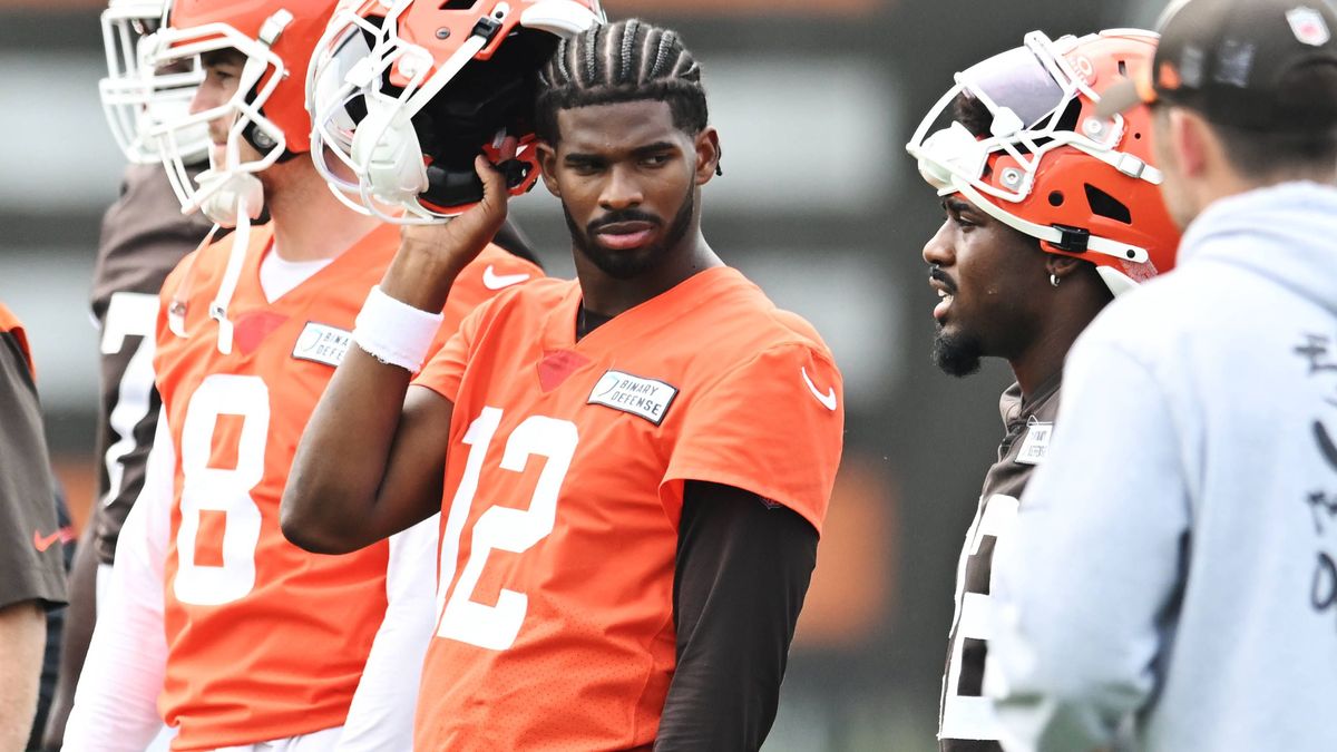 NFL, American Football Herren, USA Cleveland Browns Minicamp Jun 12, 2025; Berea, OH, USA; Cleveland Browns quarterback Shedeur Sanders (12) listens to a play call during mini camp at CrossCountry ...