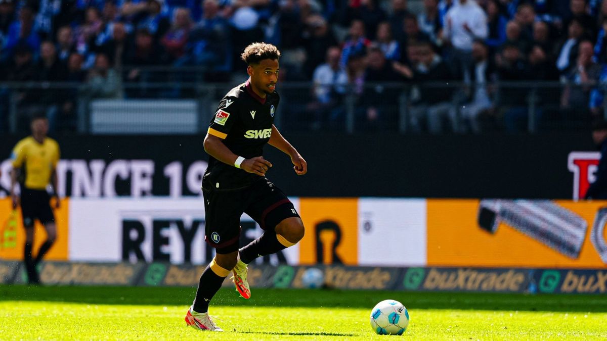 Bambasé Conté im Trikot des Karlsruher SC
