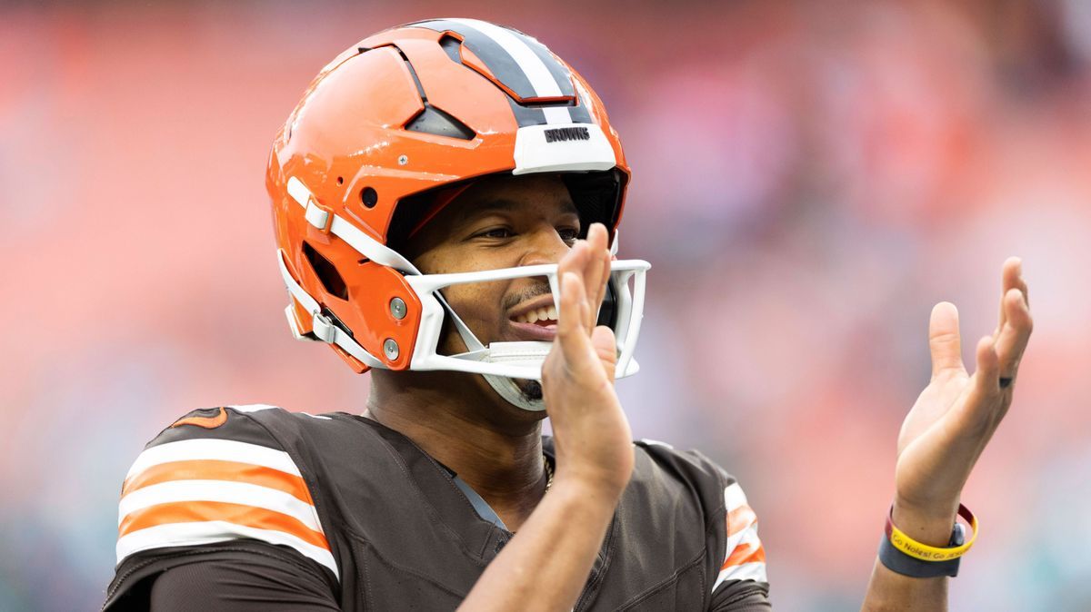 NFL, American Football Herren, USA Miami Dolphins at Cleveland Browns Dec 29, 2024; Cleveland, Ohio, USA; Cleveland Browns quarterback Jameis Winston (5) claps as they take the field for warm ups b...