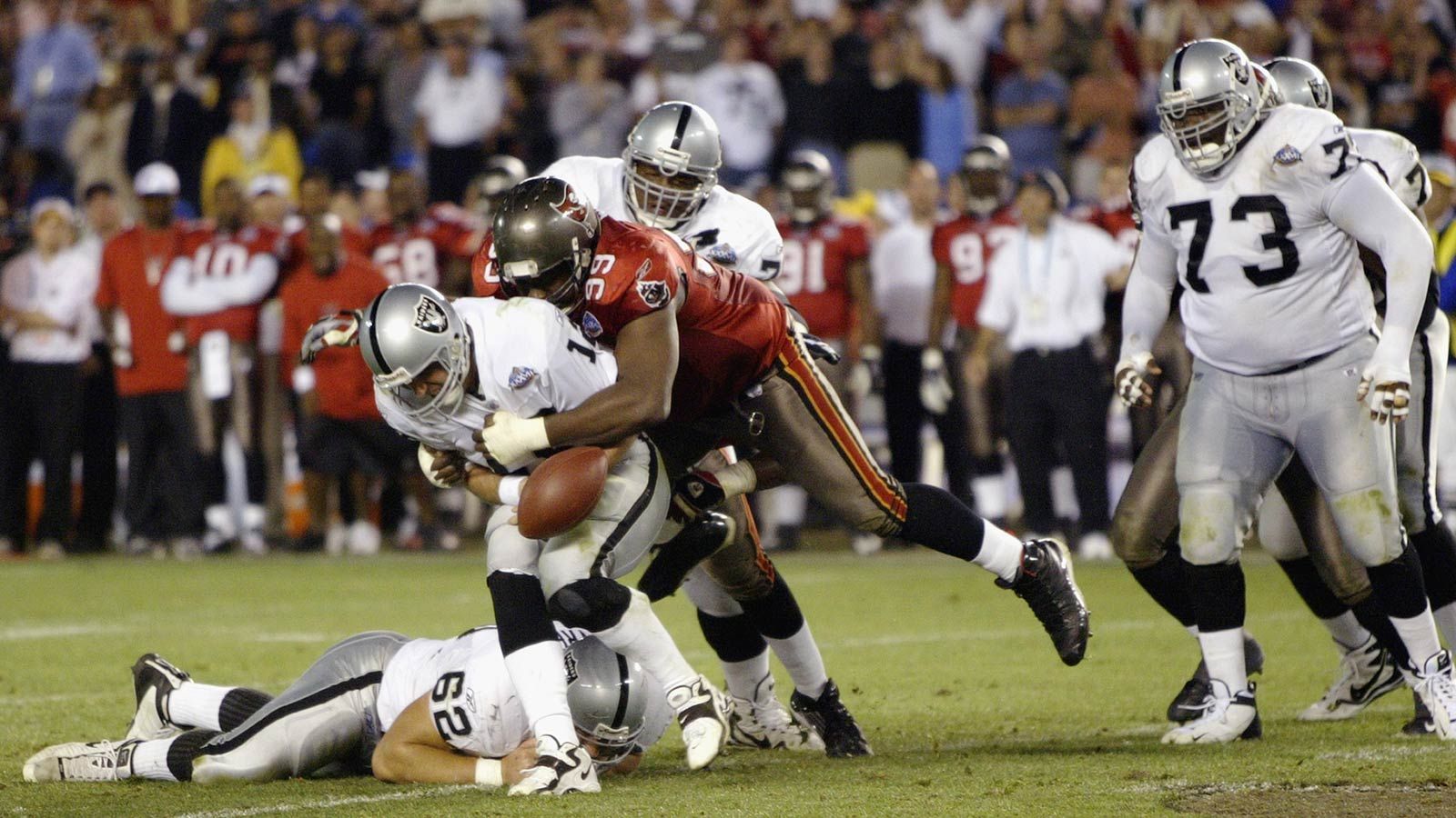 <strong>Platz 4 (geteilt): Super Bowl XXXVII - 69 Punkte</strong><br>
                • Datum: 26.01.2003<br>• Endstand: Tampa Bay Buccaneers vs Oakland Raiders 48:21<br>Ein verrücktes Spiel. Vor der Saison hatten die Tampa Bay Buccaneers Head Coach Jon Gruden von den Oakland Raiders losgeeist. Der hatte intime Einblicke in die Offense der Raiders und eine bärenstarke Defense. Kein Wunder, dass mit Dexter Jackson ein Safety der Bucs-MVP wird.