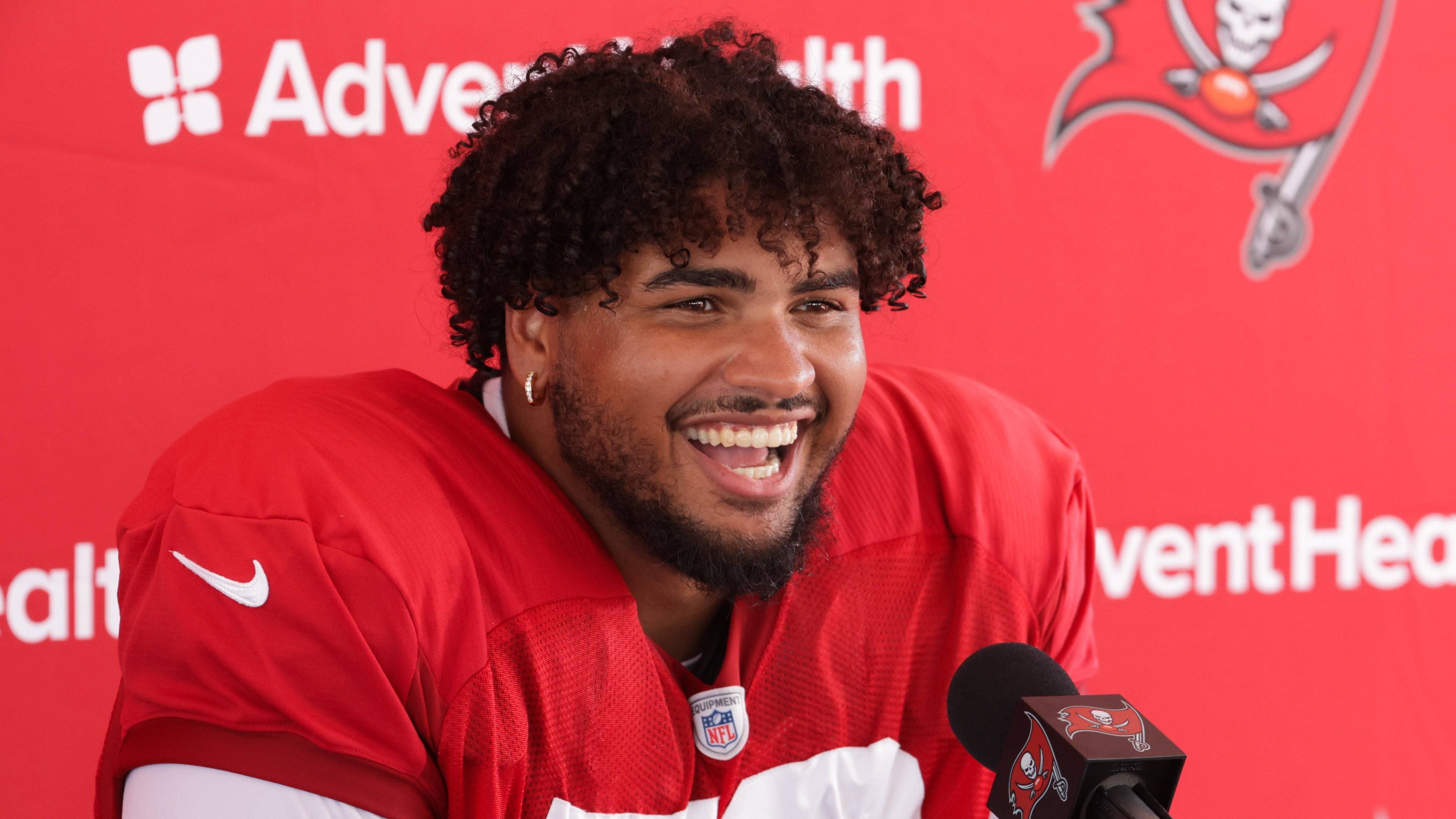 <strong>Tristan Wirfs (Tampa Bay Buccaneers)</strong><br>Zahltag für Offensive Tackle Tristan Wirfs! Der All-Pro von den Tampa Bay Buccaneers erhält einen neuen Fünfjahresvertrag, der ihm insgesamt 140 Millionen Dollar einbringt. Das berichtet Insider Ian Rapoport. Damit erhält er den wertvollsten Vertrag in der Geschichte der Buccaneers-Franchise.