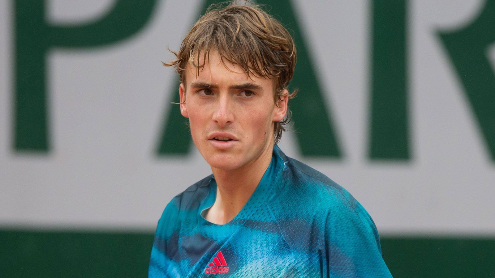 
                <strong>Griechenlands neue Tennis-Hoffnung: Das ist Stefanos Tsitsipas</strong><br>
                Stefanos Tsitsipas wurde am 12. August 1998 in Athen geboren und begann bereits im Alter von drei Jahren mit dem Tennis spielen. Sein Vater Apostolos war ebenfalls Tennisspieler und trainierte alle seine Kinder selbst. Stefanos hat drei jüngere Geschwister, die auch allesamt Tennis-Spieler sind. Mit 14 Jahren begann Stefanos auf dem ITF Junior Circuit zu spielen und war zwischenzeitlich die Nummer 1 bei den Junioren. 2015 gab er sein Debüt auf der ATP Challenger Tour. 
              