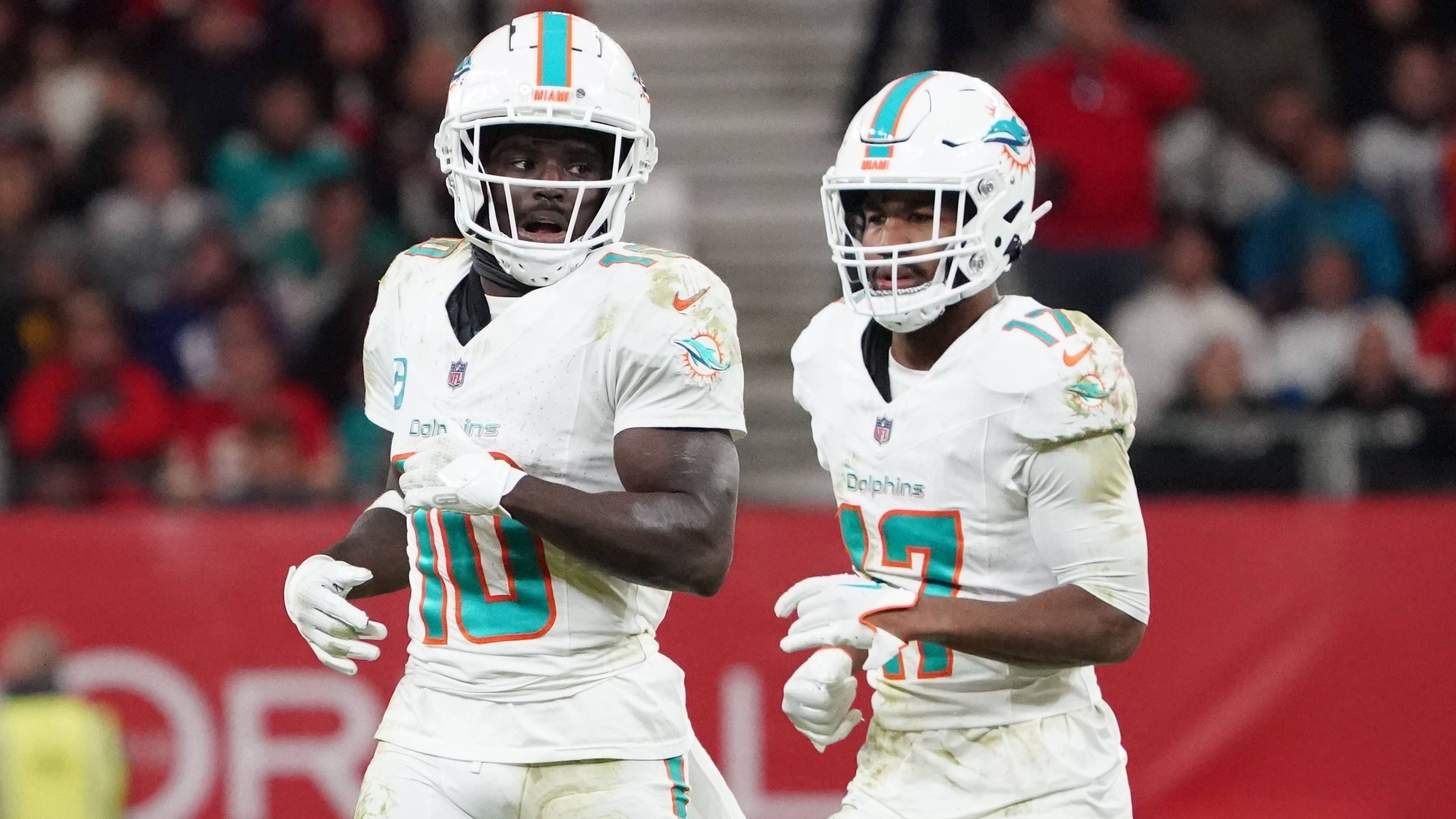 <strong>Tyreek Hill und Jaylen Waddle (MIami Dolphins)</strong><br>Gute Nachrichten aus Miami Gardens: In der letzten Woche vor Saisonstart konnten die beiden angeschlagenen Receiver Jaylen Waddle und Tyreek Hill am Mannschaftstraining teilnehmen. In der Preseason hatten beide keinen einzigen Snap gespielt. Waddle trug gar ein rotes Trikot, das bedeutet, dass man ihn im Training nicht berühren darf. In Woche eins gegen die Jacksonville Jaguars stehen beide zur Verfügung.