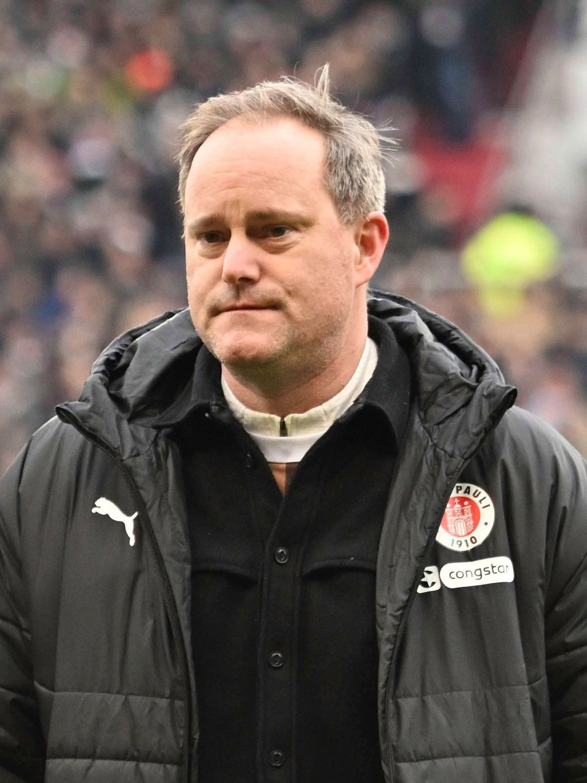 GER; 1 FBL, FC St. Pauli vs SC Freiburg 15.02.2025, Millerntorstadion, Hamburg, GER; 1. FBL, FC St. Pauli vs SC Freiburg im Bild Pauli Praesident Oke Goettlich (Göttlich Pauli) erklaert den Fans vo...