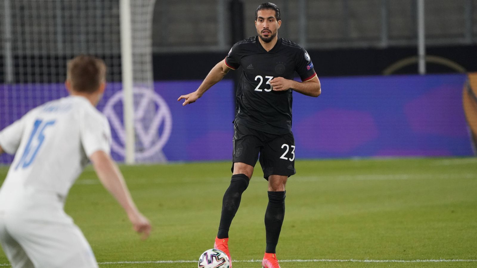 
                <strong>Emre Can</strong><br>
                Auf der ungewohnten Linksverteidigerposition offensiv nicht so auffällig wie Klostermann auf der anderen Seite. Defensiv aber kaum gefordert. ran-Note: 2
              