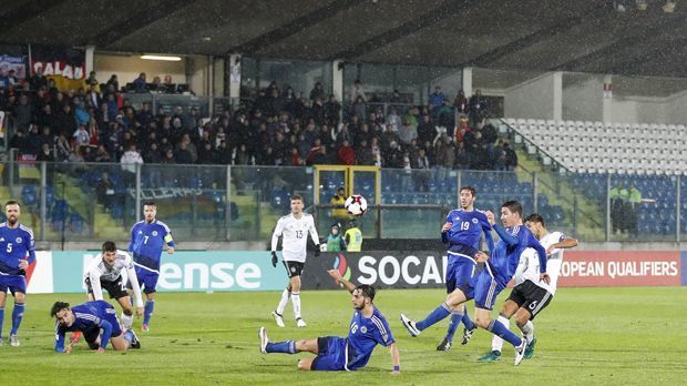 
                <strong>Deshalb laufen der DFB-Auswahl die Fans weg</strong><br>
                San Marino? Gibraltar? Georgien? Und dann noch Qualifikation? Leider nur selten würdig für den gemeinen DFB-Fan. Wo spielt denn dieser Ronaldo, von dem alle reden? Oder dieser Messi? Der soll auch ganz gut sein.
              