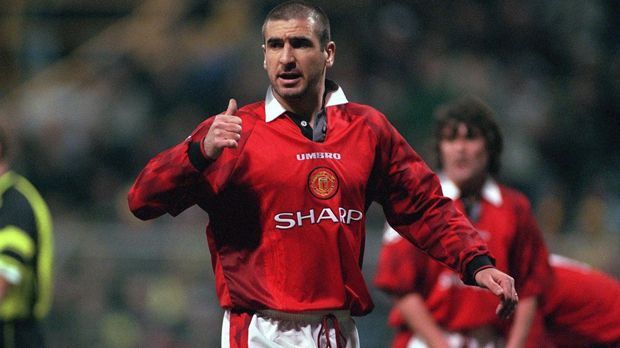 
                <strong>Eric Cantona</strong><br>
                Mit der Verpflichtung von Eric Cantona tätigte United im November 1992 einen wegweisenden Transfer. In den Folgejahren verzauberte der Franzose die Fans. In 170 Spielen erzielte der Stürmer 77 Treffer. Zwischen 1993 und 1997 holten Cantona und United vier Meistertitel. Fast noch prägnanter als seine Tore blieben den Fußball-Fans aber Cantonas Eskapaden im Gedächtnis. Weltweite Aufmerksamkeit bekam seine Kung-Fu-Attacke gegen einen Crystal-Palace-Fan, der Cantona nach einem Platzverweis beleidigte und bespuckte. Trotz einer halbjährigen Sperre erklärte Cantona kürzlich noch ohne Reue im Interview mit "Fourfourtwo": "Ich habe ihn nicht hart genug getreten. Ich hätte ihn härter treten sollen."
              