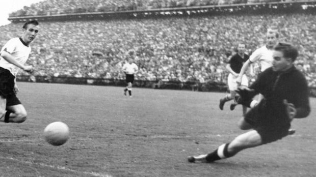 
                <strong>WM 1954 - Schweiz</strong><br>
                Nach dem II.Weltkrieg fährt Deutschland 1954 zum ersten Mal wieder zu einer Fußball-WM. Die DFB-Elf zieht überraschend ins Finale ein, wo es zum Duell mit den hochfavorisierten Ungarn kommt. Torhüter Toni Turek hält das Team mit sensationellen Paraden im Spiel.
              