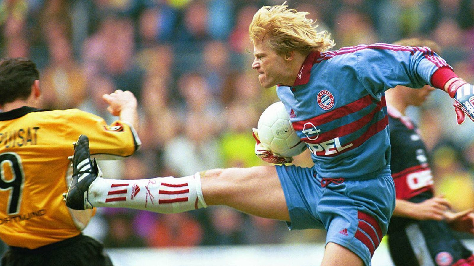 <strong>Bundesliga 1998/99</strong><br>
                Es ist wohl DAS Duell schlechthin. Die Bayern sind seit zehn Spielen ungeschlagen, der Mega-Favorit. Doch der BVB spielt die Münchner in den ersten Minuten an die Wand, führt nach 32 Minuten mit 2:0. Bei Oliver Kahn brennen die Nerven durch. Erst der Kung-Fu-Tritt knapp an Stephane Chapuisat vorbei ...