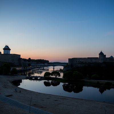 Zwischen Estland und Russland fließt hier die Narva entlang.