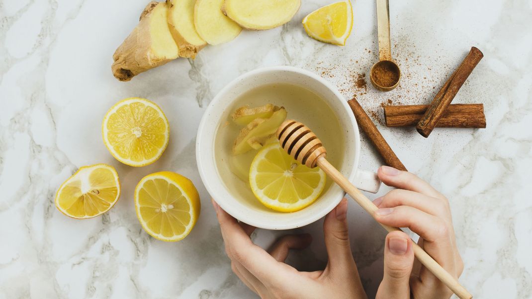 In der kalten Jahreszeit tendieren wir dazu zu heißer Schokolade oder Glühwein zu greifen. Wir zeigen gesunde Alternativen, die deine Fettverbrennung anregen und sogar beim Abnehmen helfen können. 