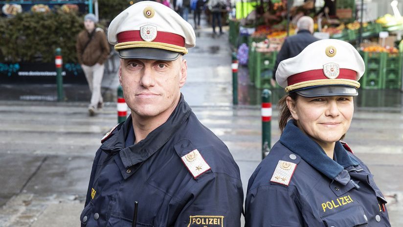 Direkt am Brunnenmarkt, dem längsten Straßenmarkt Wiens, liegt die Polizeiinspektion Brunnengasse, der Arbeitsplatz von Kontrollinspektorin Karin W. und Abteilungsinspektor Christian K.