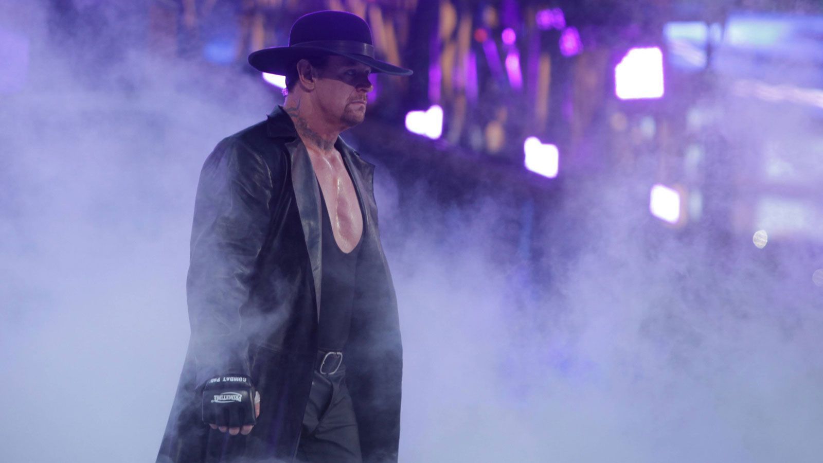 
                <strong>The Undertaker: Kopfgeldjäger und Türsteher</strong><br>
                Kaum ein Wrestler strahlte eine so bedrohliche Bühnenpräsenz aus wie Mark Calaway alias "The Undertaker". Diesen Umstand wird er wohl auch während seinem früheren Berufsleben genutzt haben, vor seinem großen Durchbruch in der WWE arbeitete Calaway nämlich als Kopfgeldjäger. Anders als der Begriff vermuten lässt, jagte Calaway nicht aktiv nach Menschen, sondern trieb stattdessen nicht gezahlte Steuern ein. Zudem war er als Türsteher in Bars und Diskotheken tätig.
              