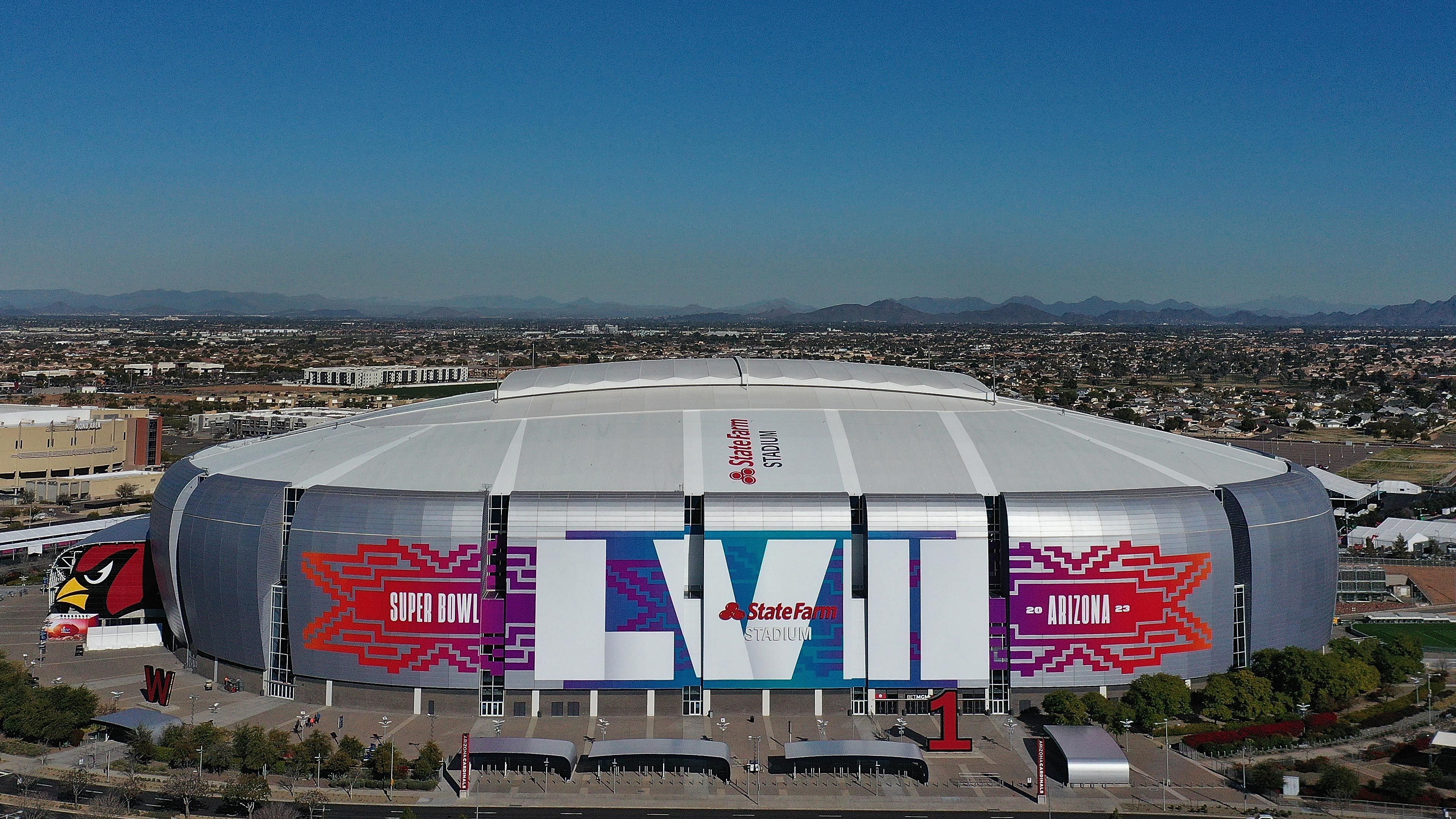 
                <strong>Super Bowl LVII: Die besten Bilder vom State Farm Stadium aus Glendale, Arizona</strong><br>
                Offiziell beträgt die Kapazität des State Farm Stadiums 63.400 Plätze. Zu besonderen Anlässen - wie z.B. dem Super Bowl - kann diese jedoch auf bis zu 73.000 Plätze erweitert werden.
              