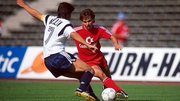 
                <strong>Olaf Thon (Bayern München)</strong><br>
                Bayern München ist für den SV Blau-Weiß Berlin 1988/1989 mindestens eine Nummer zu groß. 11:2 steht es nach 90 Minuten. Überragender Mann auf dem Platz: der fünffache Torschütze Olaf Thon (r.).
              