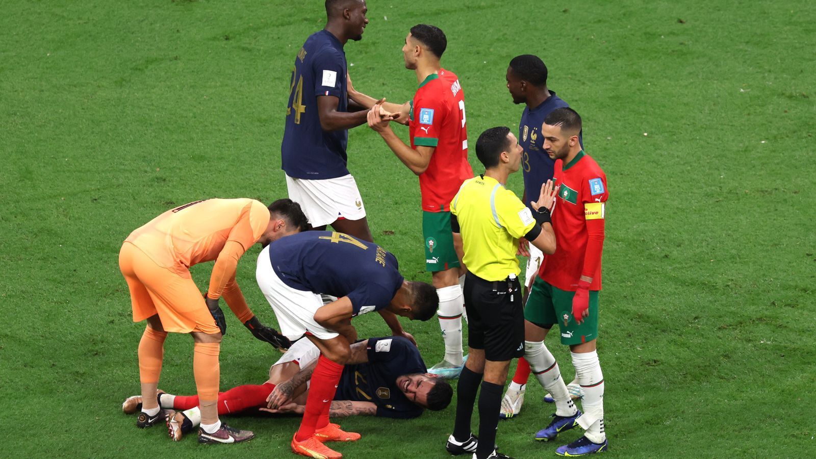 
                <strong>Bela Rethys beste Sprüche</strong><br>
                "Ich hoffe, dass das beim nächsten Turnier abgeschafft wird, dass der Schiedsrichter allen erklären muss, was man bei einem Eckball beachten soll. Das ist wie auf der Baumschule" - Rethy im WM-Halbfinale Frankreich gegen Marokko.
              