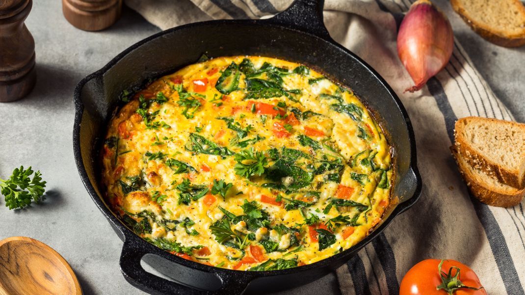 Ein Omelette zum Frühstück bietet dir zum Start in den Tag eine Menge sättigendes Protein und durch das Gemüse genügend Vitamine.