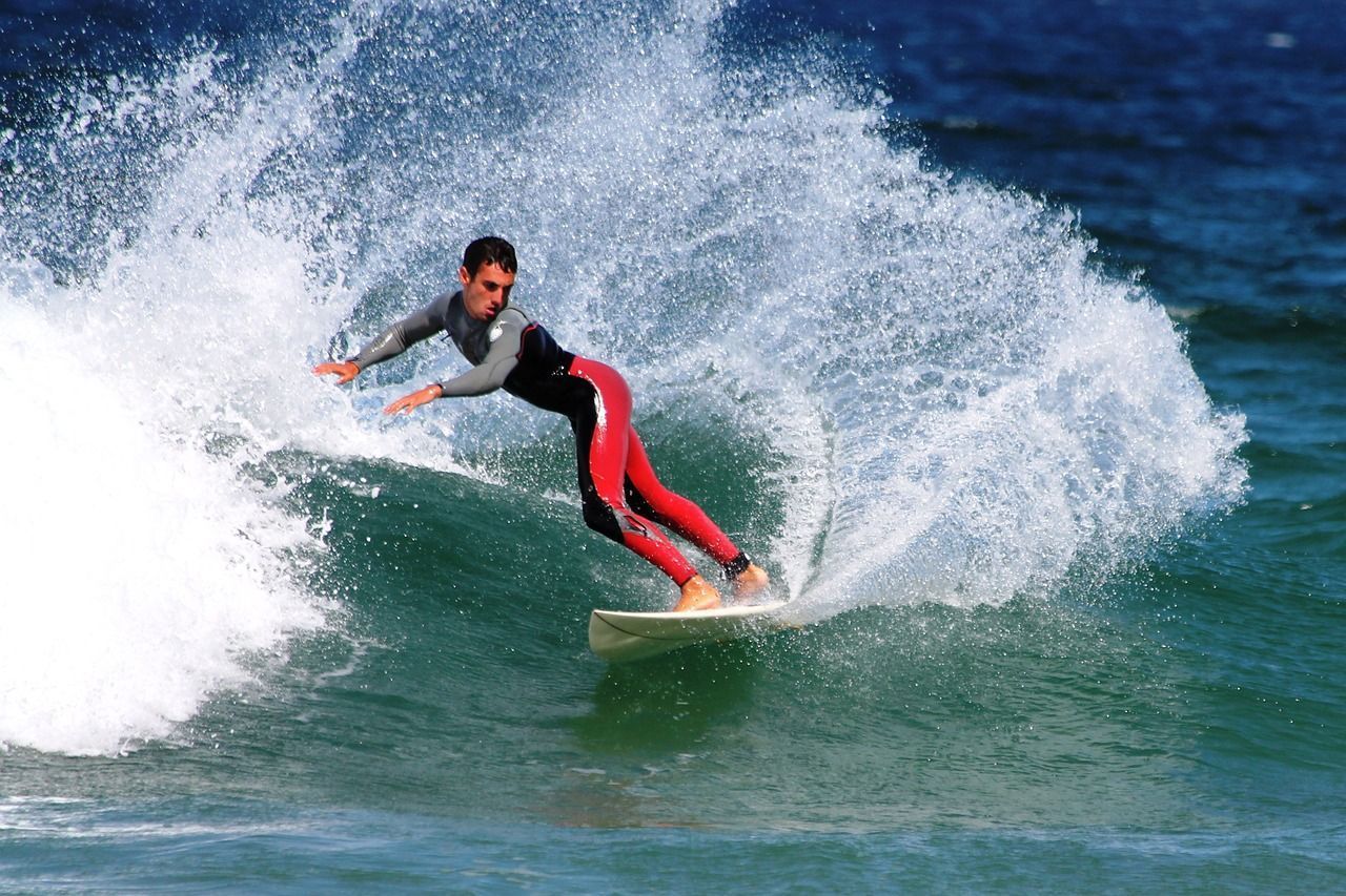 Lieber surfen als entspannen? Dann ab nach Lissabon und aufs Surfbrett schwingen.