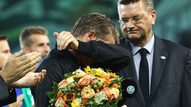 
                <strong>Schweinsteigers emotionaler DFB-Abschied</strong><br>
                Auch DFB-Präsident Reinhard Grindel ist sichtlich ergriffen.
              