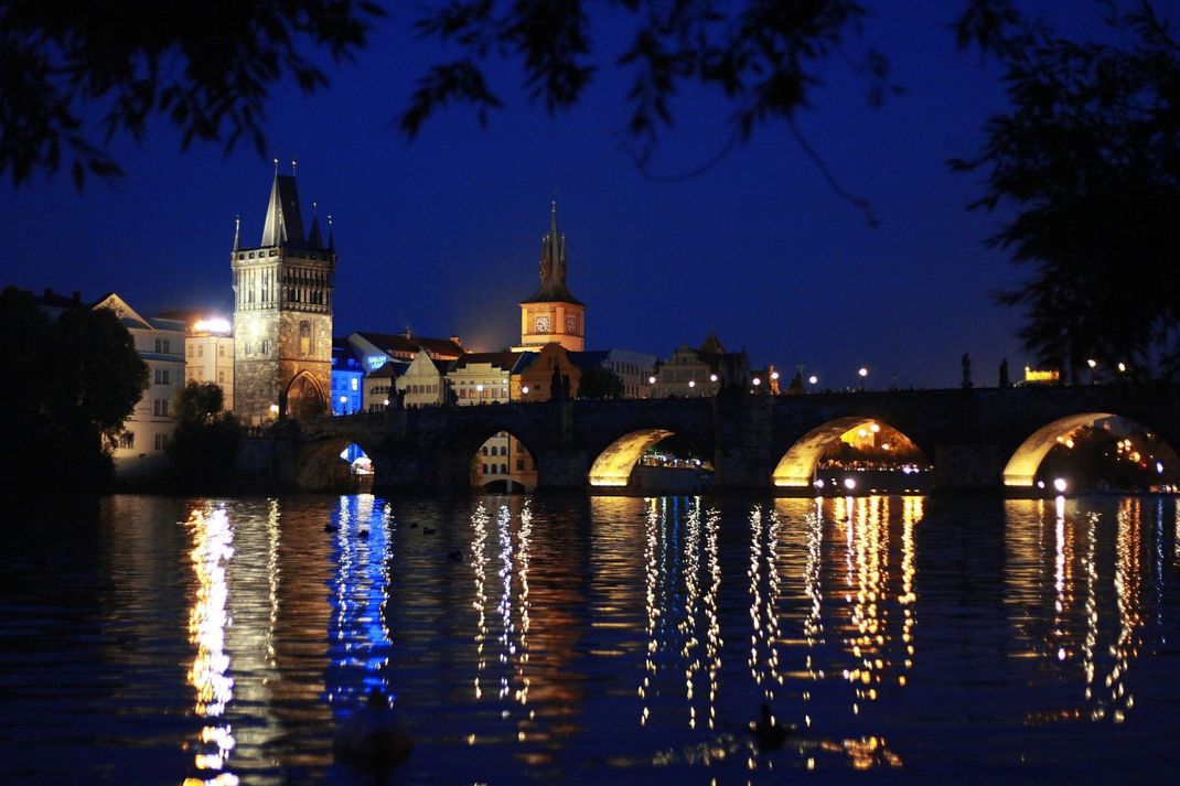 Die Karlsbrücke ist der Place-to-be gegen Mitternacht – überfüllt, aber eine Erfahrung, die Sie nicht verpassen sollten.