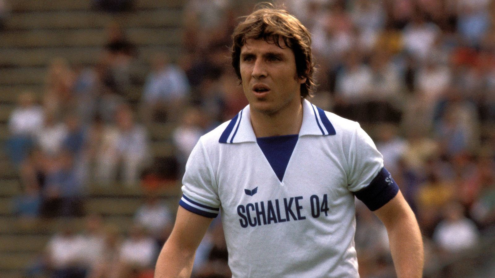 
                <strong>Platz 3: Klaus Fischer</strong><br>
                &#x2022; <strong>Bundesliga-Tore: </strong>268 - <br>&#x2022; <strong>Bundesliga-Spiele:</strong> 535 - <br>&#x2022; <strong>Vereine:</strong> FC Schalke 04, 1860 München, 1. FC Köln, VfL Bochum<br>
              