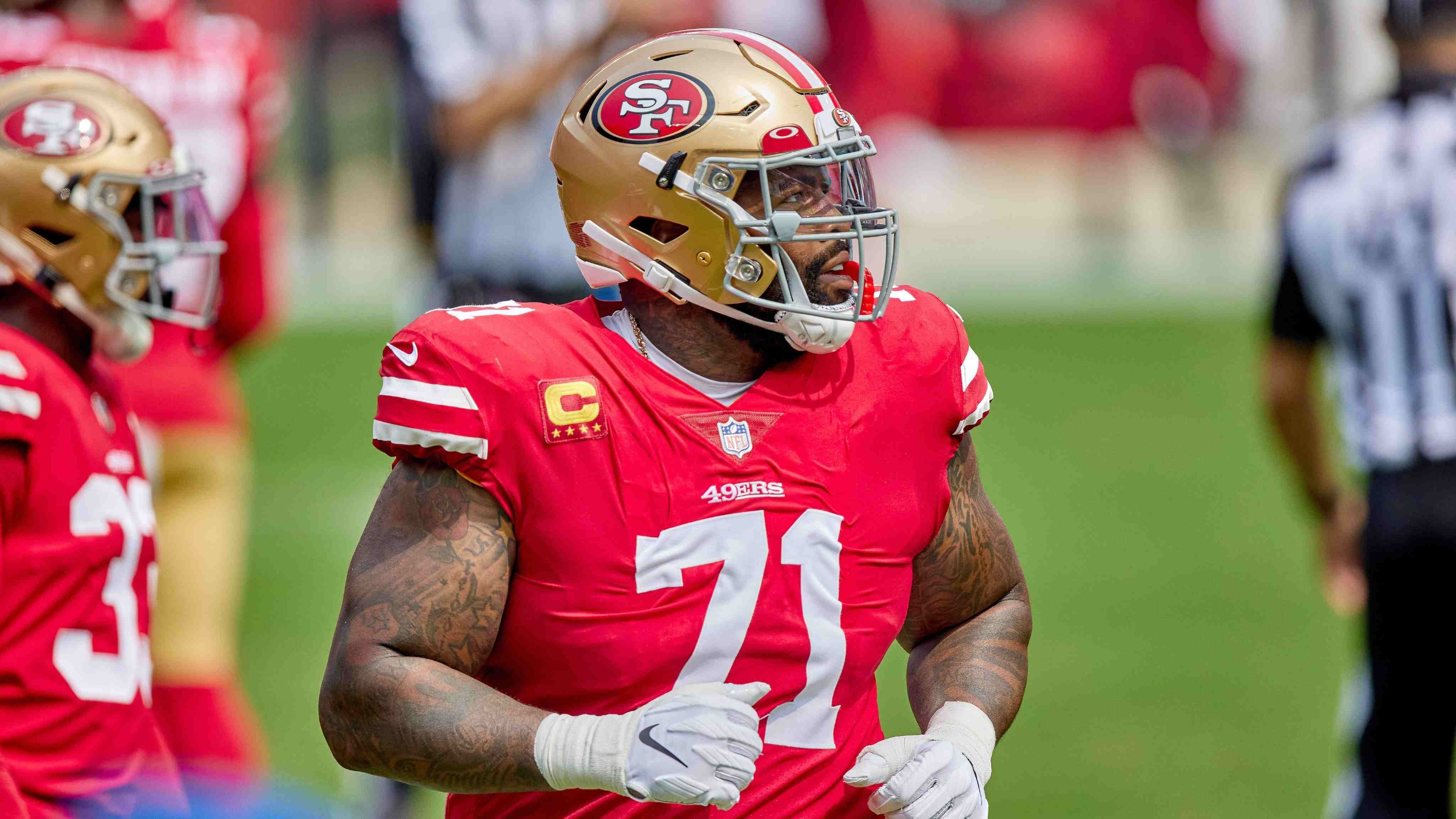 
                <strong>Im Detail! Der Rekord-Vertrag von Trent Williams bei den San Francisco 49ers</strong><br>
                Den San Francisco 49ers ist es gelungen, den auslaufenden Vertrag mit Superstar-Tackle Trent Williams langfristig zu verlängern. Dafür machen sie den 33-Jährigen zum bestbezahlten O-Liner der NFL-Geschichte. Der Deal läuft über die kommenden sechs Jahre und hat ein Gesamtvolumen von über 138 Millionen US-Dollar. ran erklärt den Monster-Vertrag im Detail und zeigt, wie viel er pro Saison verdienen kann.
              