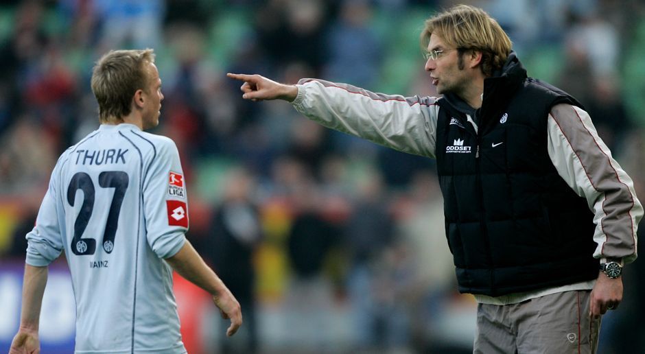 
                <strong>Michael Thurk</strong><br>
                Michael Thurk: Es fing schon zur Zeit von Klopp beim 1. FSV Mainz 05 an. Michael Thurk verließ die Mainzer 2006 in Richtung Eintracht Frankfurt. Es dauerte nicht lange, bis die Vereinsikone Giftpfeile in Richtung Jürgen Klopp schickte. Vor allem die positive Art gefiel ihm überhaupt nicht: "Was er so in Mannschaftssitzungen sagt, die Art, wie er motiviert. Da schalte ich ab, weil ich das alles schon tausendmal gehört habe." Zudem warf er Klopp vor, sich über ihn lustig gemacht zu haben.
              