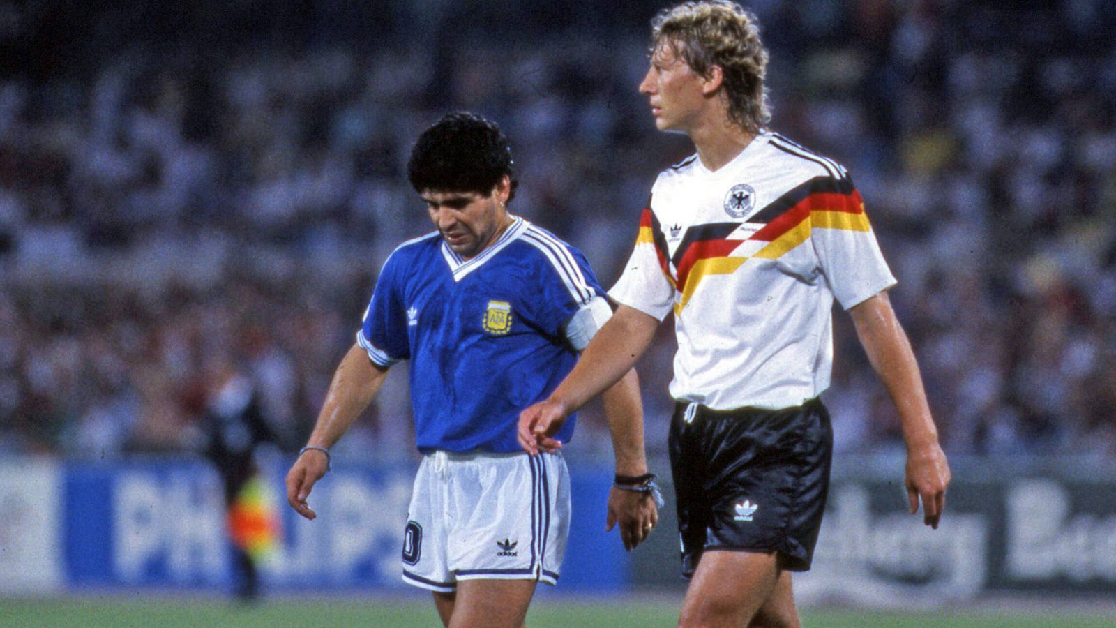 
                <strong>WM-Finale 1990: Argentinien - Deutschland</strong><br>
                In Mexiko 1986 war Diego Maradona noch der überragende Spieler gewesen, in Italien fand der argentinische Volksheld aber nicht zu seiner Form. Im Finale hatte er dann einen ganz schweren Stand, weil er von Giudo Buchwald konsequent in Manndeckung genommen wurde. Buchwald erspielte sich an diesem Abend in Rom einen neuen Spitznamen: Diego.
              