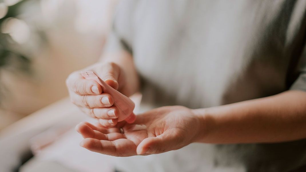 Pflege deine Nägel mit einer feuchtigkeitsspendenden Hand- und Nagelcreme und du schaffst eine perfekte Basis für schöne natürliche Nägel. Finde heraus, welchen Nagellack du für den angesagten Nude-Look verwenden solltest.